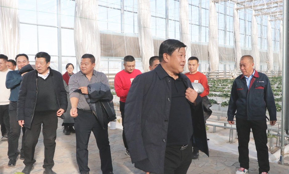 2024年會(huì )938圖智能溫室張總帶隊切2.jpg